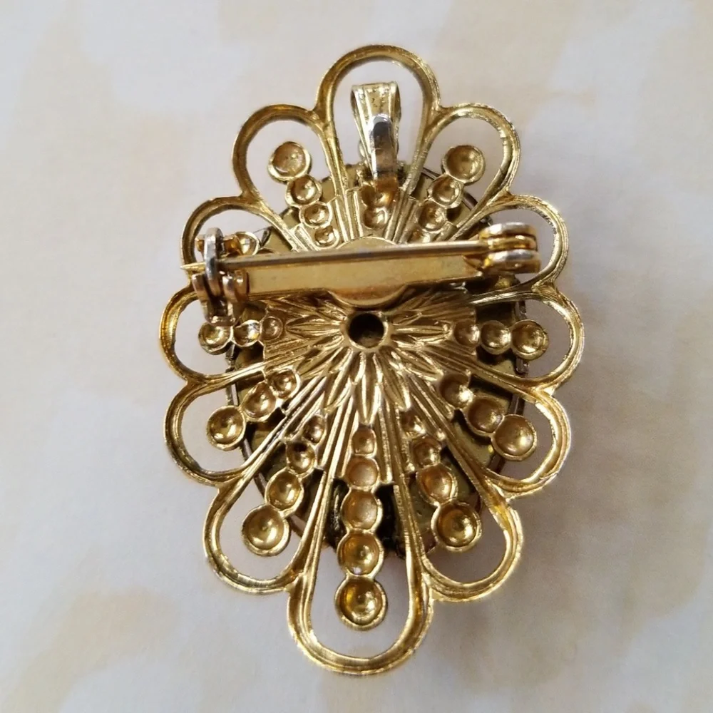 Vintage Cameo Brooch